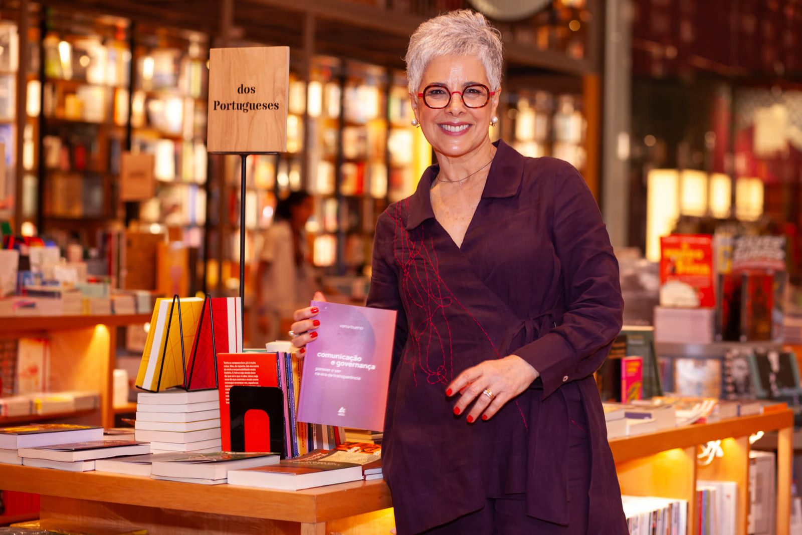 Vania Bueno com o livro na Livraria da Travessa, no lançamento
