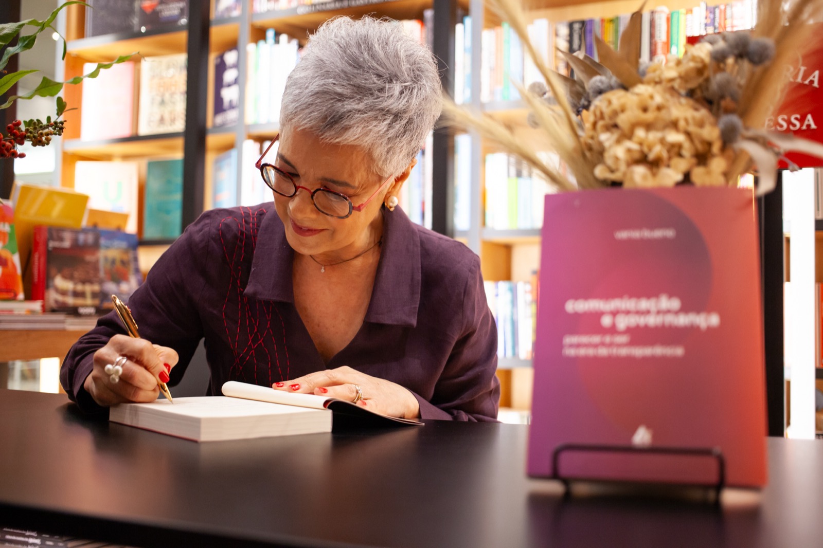 Vania Bueno autografando exemplares do seu livro