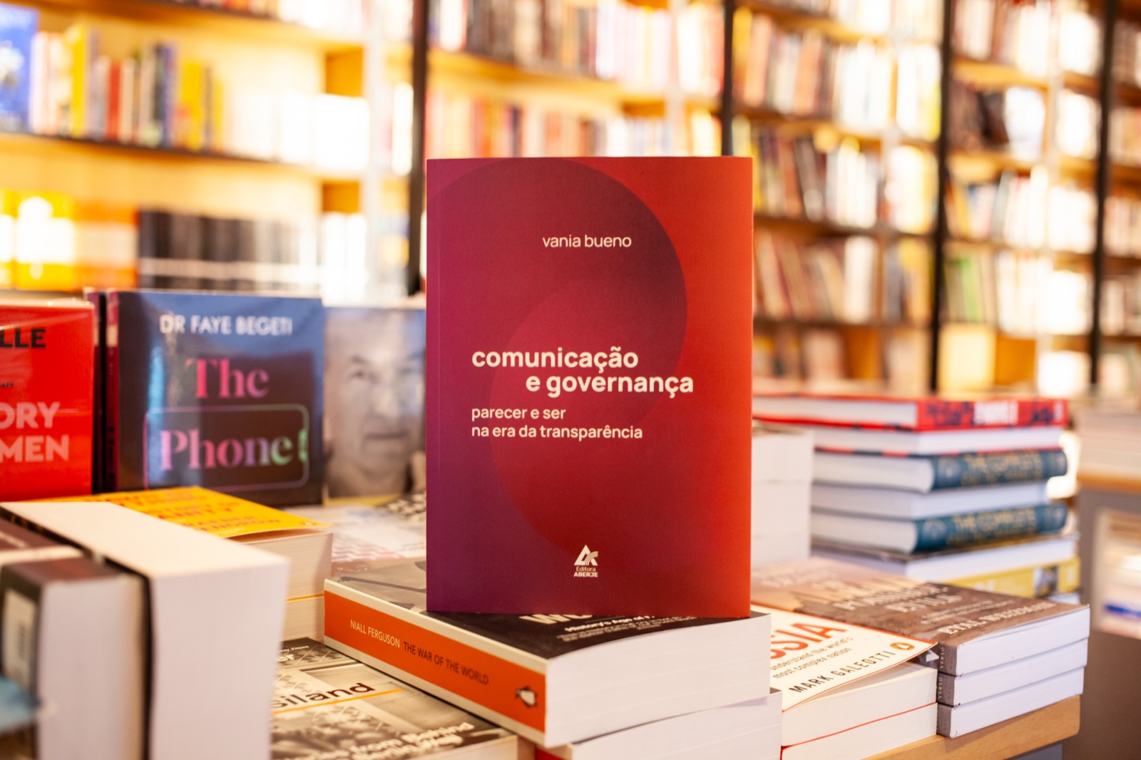 Livro Comunicação e Governança, de Vania Bueno, exposto em uma livraria